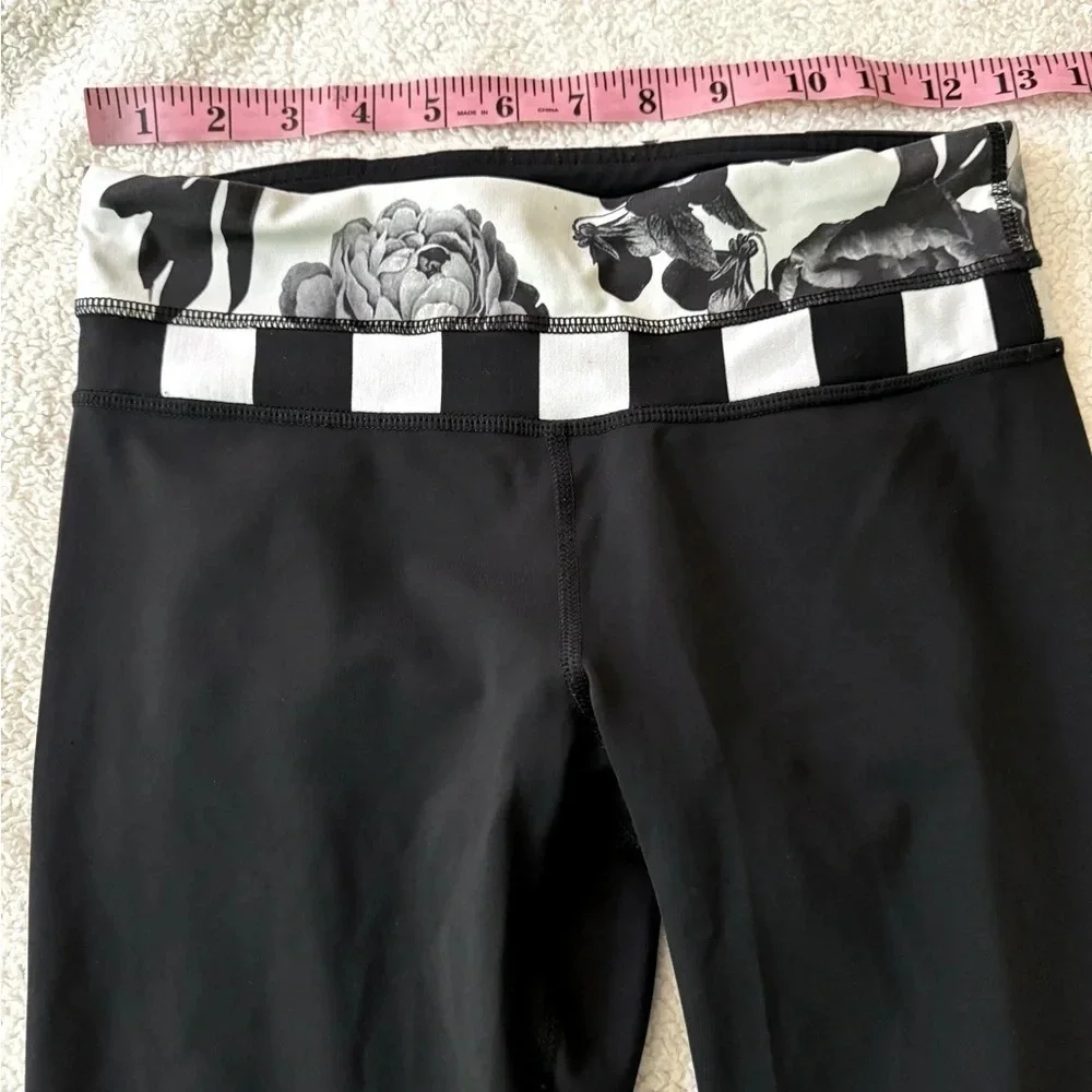 Lululemon 4 black crop II leggings Brisk Bloom, waistband w/zip & size. Pull tag
